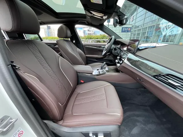 BMW 5 Series 2021 525Li M Sports suit interior photo 11