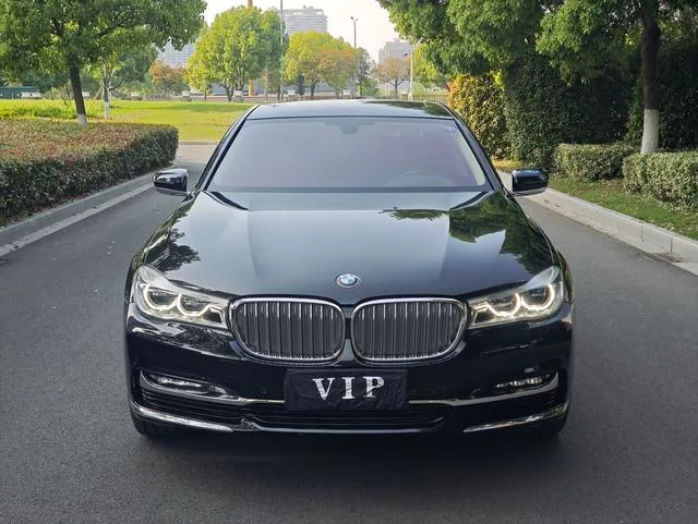 BMW 7 Series 2018 740Li Líder Traje de excelencia exterior foto 2