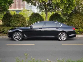 BMW 7 Series 2018 740Li Líder Traje de excelencia exterior foto 3
