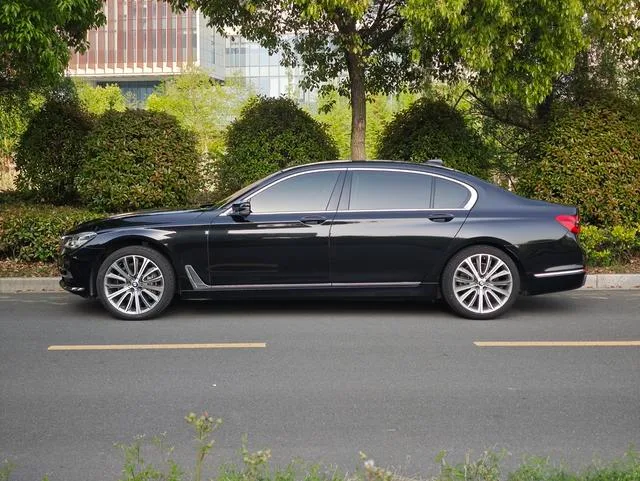 BMW 7 Series 2018 740Li Líder Traje de excelencia exterior foto 3