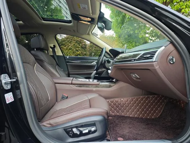 BMW 7 Series 2018 740Li Líder Traje de excelencia exterior foto 7