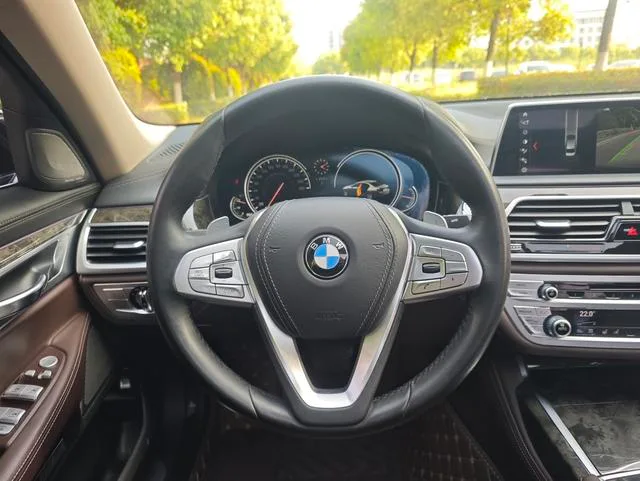 BMW 7 Series 2018 740Li Líder Traje de excelencia interior foto 11
