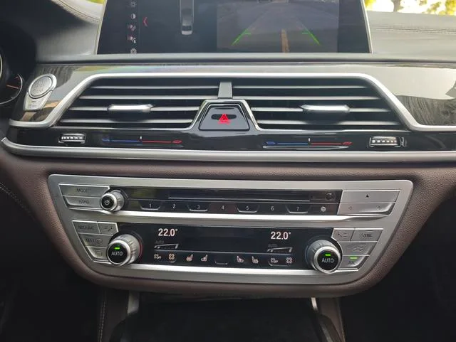 BMW 7 Series 2018 740Li Líder Traje de excelencia interior foto 12