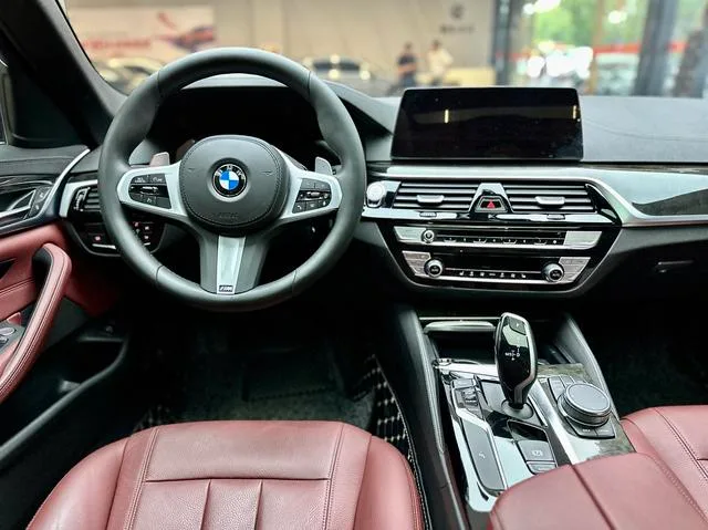 BMW 5 Series 2020 530Li Líder M Conjunto deportivo interior foto 7