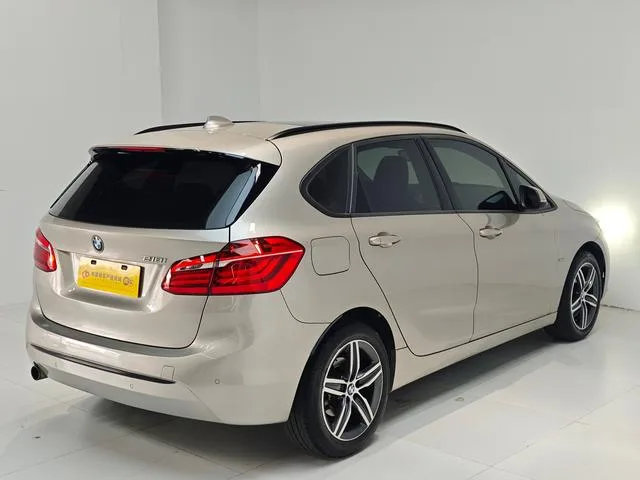 BMW 2 Series Touring 2016 218i Traje de diseño deportivo interior foto 10 BMW 2 Series Touring 2016 218i Traje de diseño deportivo interior foto 10