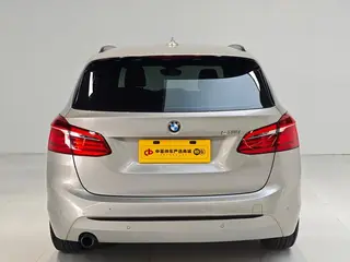 BMW 2 Series Touring 2016 218i Traje de diseño deportivo interior foto 11 BMW 2 Series Touring 2016 218i Traje de diseño deportivo interior foto 11