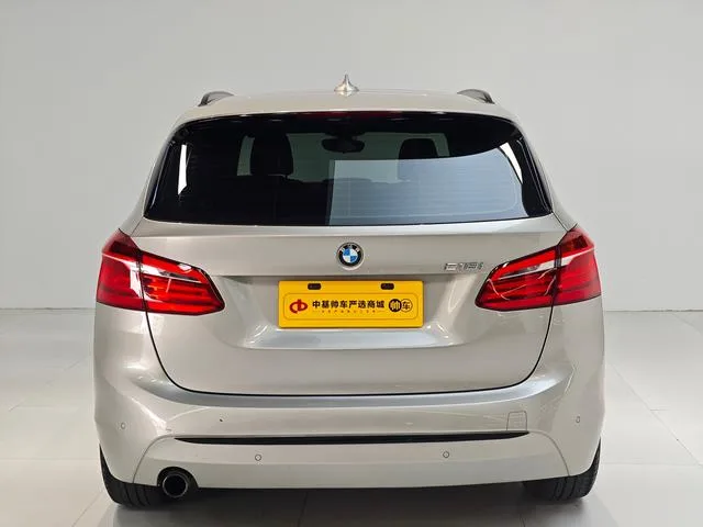 BMW 2 Series Touring 2016 218i Traje de diseño deportivo interior foto 11 BMW 2 Series Touring 2016 218i Traje de diseño deportivo interior foto 11