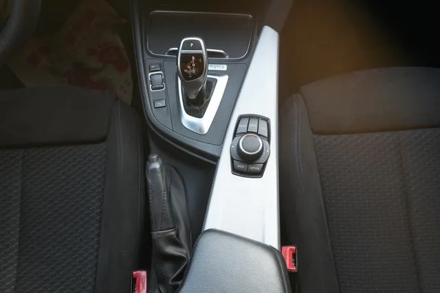 BMW 3 Series 2017 320i M Sportif intérieur photo 10