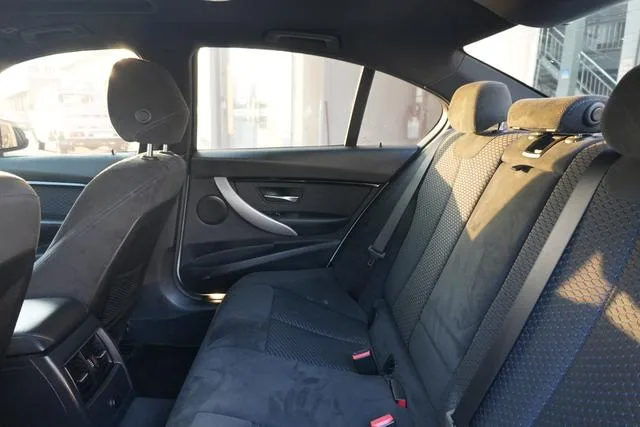 BMW 3 Series 2017 320i M Sportif intérieur photo 12