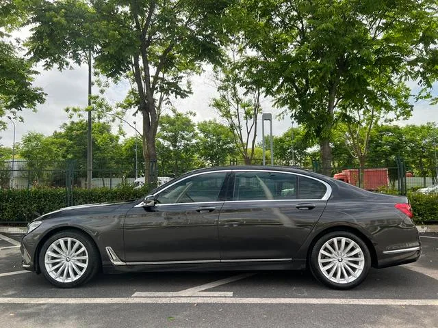 BMW 7 Series 2017 740Li Leader extérieur photo 7 BMW 7 Series 2017 740Li Leader extérieur photo 7