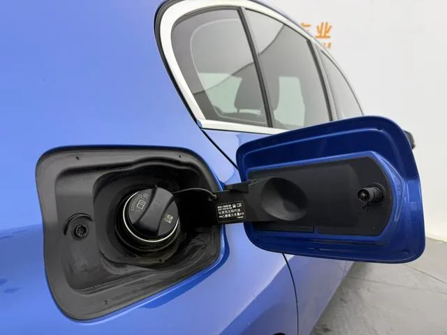 BMW 1 Series 2018 118i Модный тип интерьер фото 12