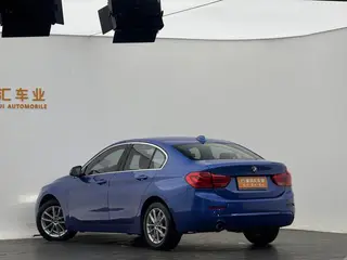 BMW 1 Series 2018 118i Модный тип интерьер фото 14