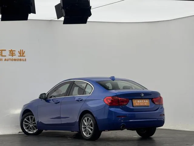 BMW 1 Series 2018 118i Модный тип интерьер фото 14