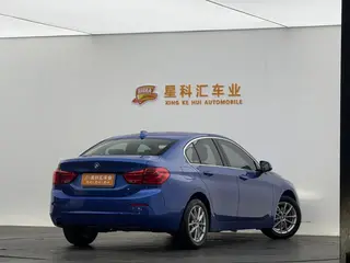 BMW 1 Series 2018 118i Модный тип интерьер фото 15