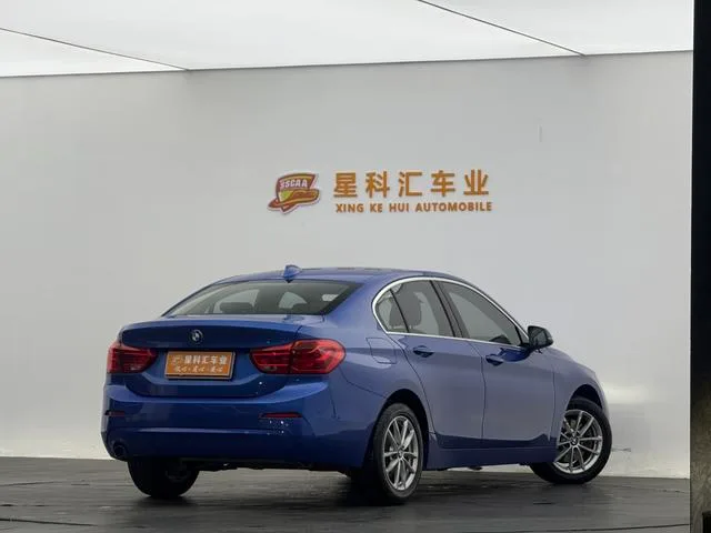 BMW 1 Series 2018 118i Модный тип интерьер фото 15
