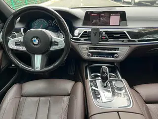 BMW 7 Series 2018 730Li Leading Type M Sports suit exterior photo 5