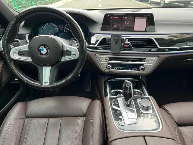 BMW 7 Series 2018 730Li Leading Type M Sports suit exterior photo 5