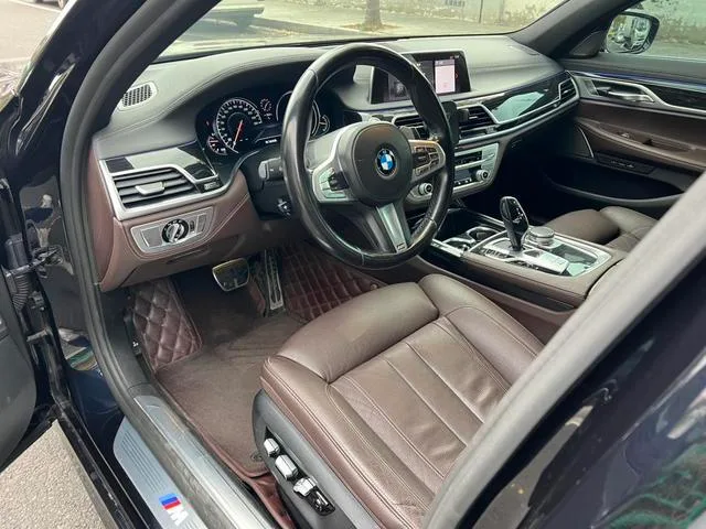 BMW 7 Series 2018 730Li Leading Type M Sports suit exterior photo 8