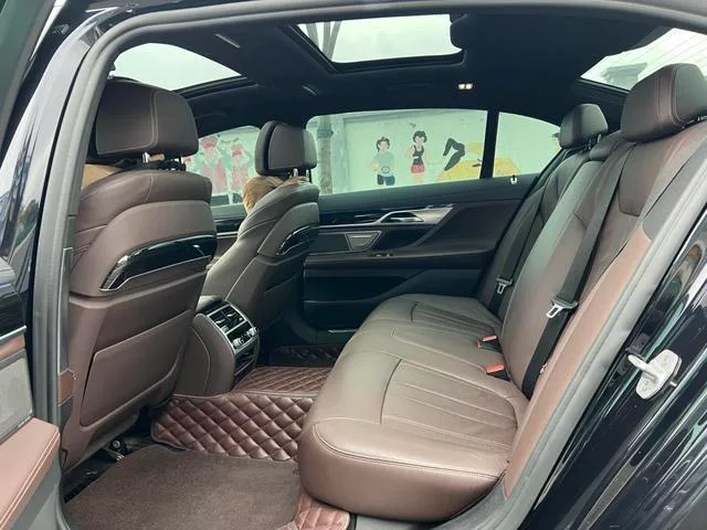 BMW 7 Series 2018 730Li Leading Type M Sports suit exterior photo 10