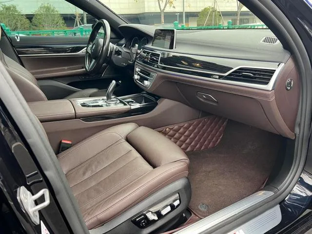 BMW 7 Series 2018 730Li Leading Type M Sports suit interior photo 12