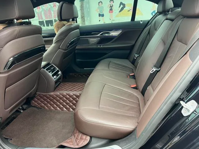 BMW 7 Series 2018 730Li Leading Type M Sports suit interior photo 13