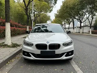 BMW 1 Series 2018 Restyling 118i Sporty exterior photo 2