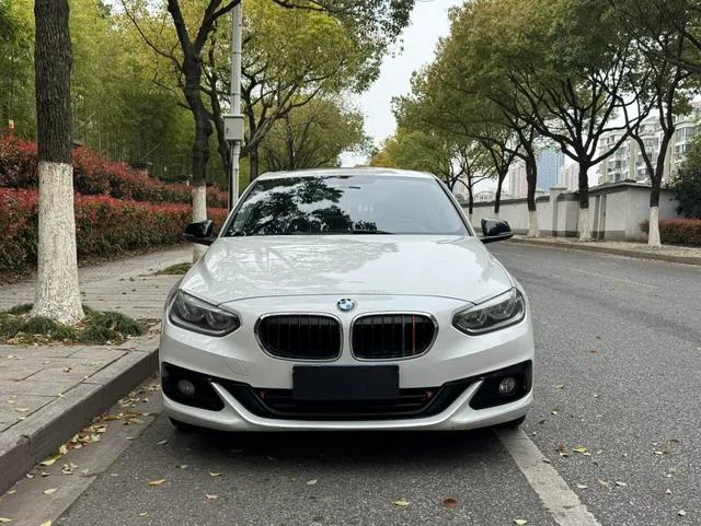 BMW 1 Series 2018 Restyling 118i Sporty exterior photo 2