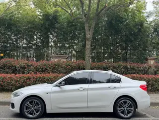 BMW 1 Series 2018 Restyling 118i Sporty exterior photo 3