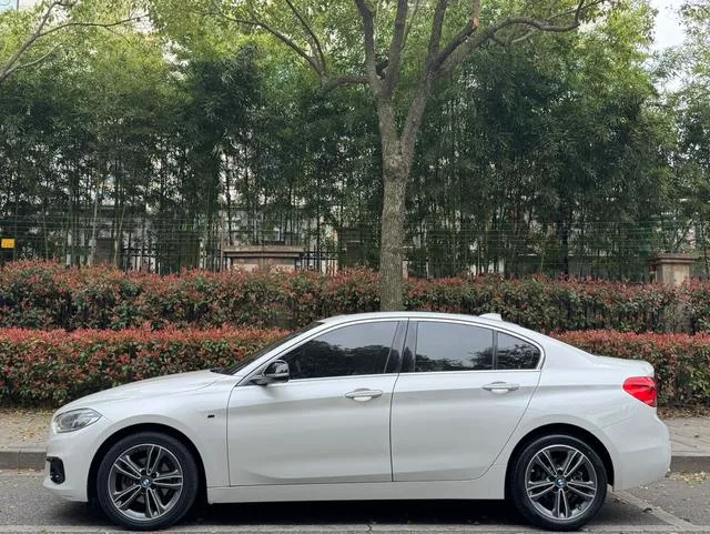 BMW 1 Series 2018 Restyling 118i Sporty exterior photo 3