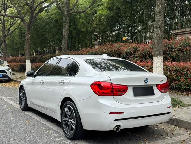 BMW 1 Series 2018 Restyling 118i Sporty exterior photo 4