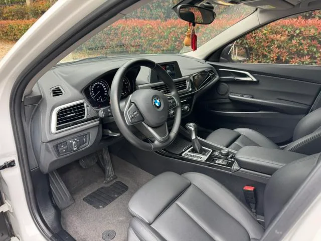 BMW 1 Series 2018 Restyling 118i Sporty exterior photo 6