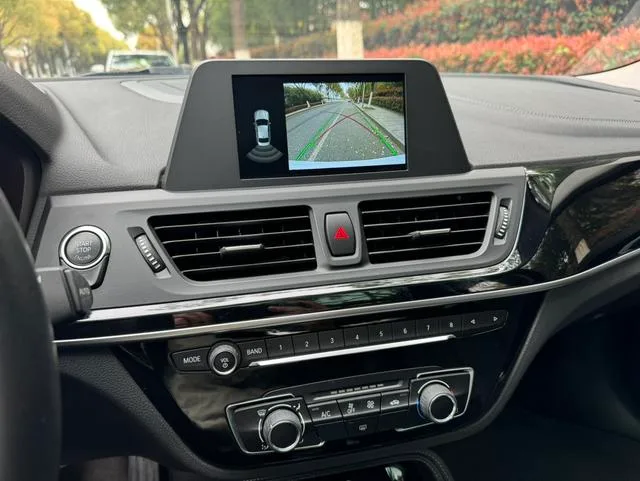 BMW 1 Series 2018 Restyling 118i Sporty interior photo 11