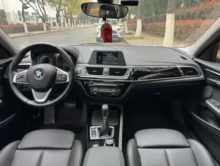 BMW 1 Series 2018 Restyling 118i Sporty interior photo 15