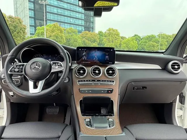 Mercedes-Benz GLC 2022 Segundo cambio GLC 300 L 4MATIC De lujo interior foto 9 Mercedes-Benz GLC 2022 Segundo cambio GLC 300 L 4MATIC De lujo interior foto 9