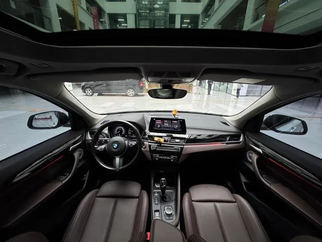 BMW X1 2022 sDrive25Li Líder interior foto 12