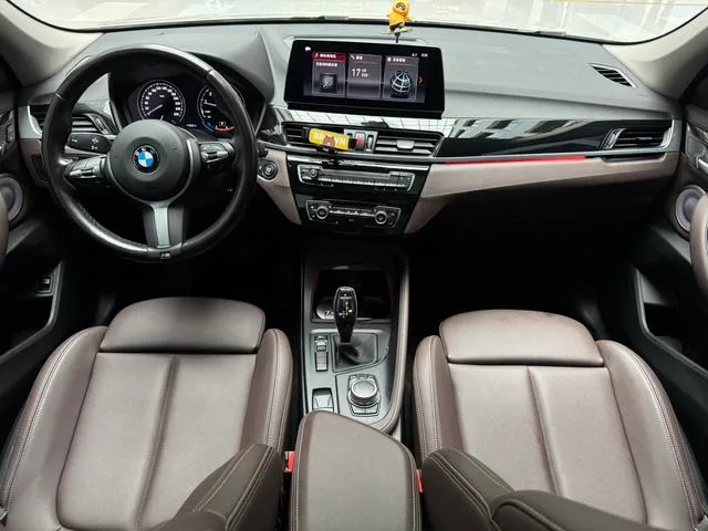 BMW X1 2022 sDrive25Li Líder interior foto 13