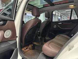 BMW X1 2022 sDrive25Li Líder interior foto 14