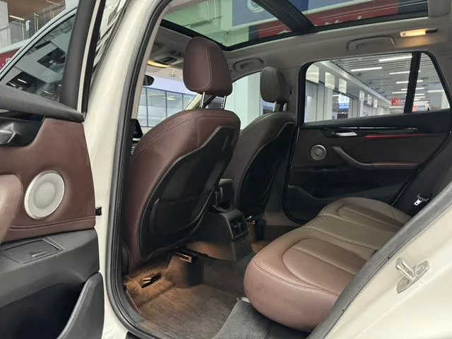 BMW X1 2022 sDrive25Li Líder interior foto 14