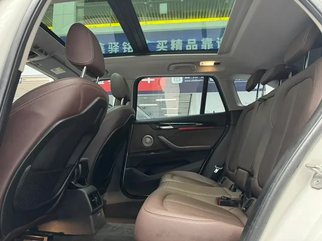 BMW X1 2022 sDrive25Li Líder interior foto 15