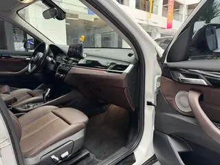 BMW X1 2022 sDrive25Li Líder interior foto 16