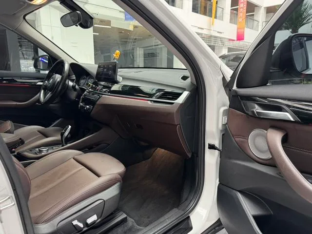 BMW X1 2022 sDrive25Li Líder interior foto 16