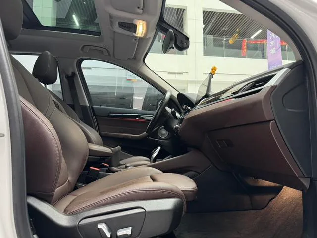 BMW X1 2022 sDrive25Li Líder interior foto 17
