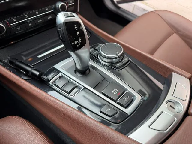 BMW 5 Series GT 2017 528i Leading Type interior photo 17