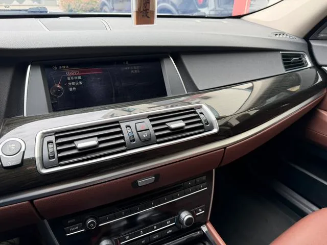 BMW 5 Series GT 2017 528i Leading Type interior photo 19