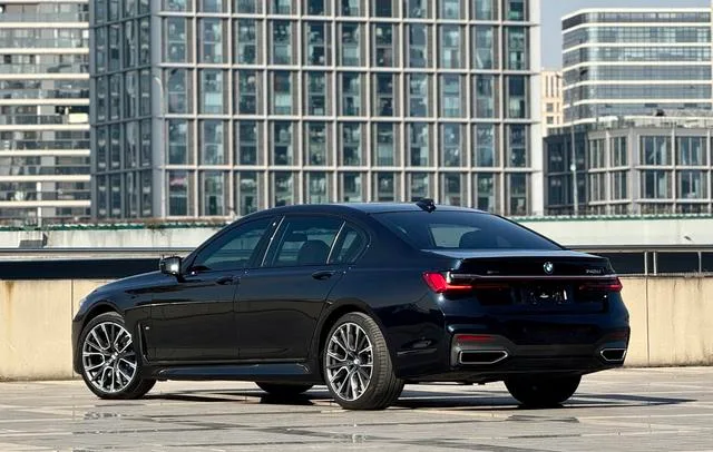 BMW 7 Series 2019 Mise à jour 740Li Type de luxe M Ensemble de sport extérieur photo 3