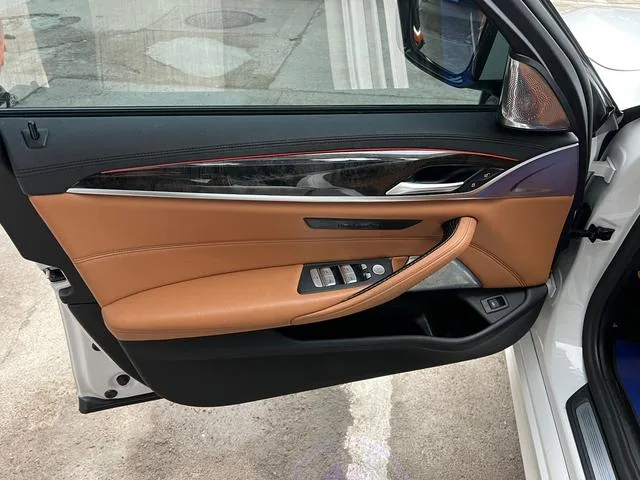 BMW 5 Series 2019 530Li Leading Type M Sports suit exterior photo 3