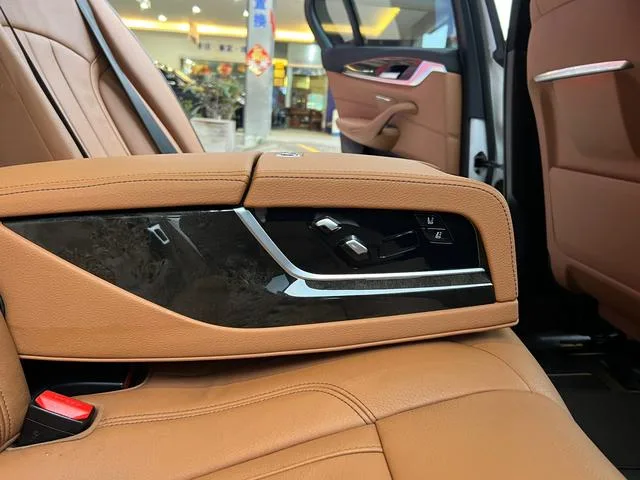 BMW 5 Series 2019 530Li Leading Type M Sports suit exterior photo 4