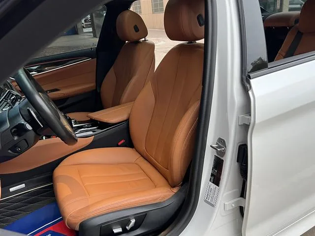 BMW 5 Series 2019 530Li Leading Type M Sports suit exterior photo 9