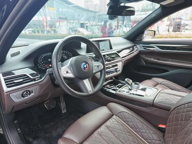 BMW 7 Series 2021 740Li Leader M Ensemble de sport intérieur photo 9