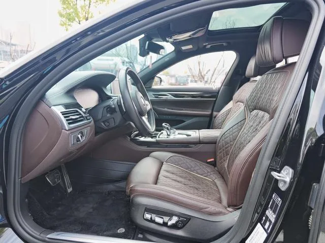 BMW 7 Series 2021 740Li Leader M Ensemble de sport intérieur photo 11